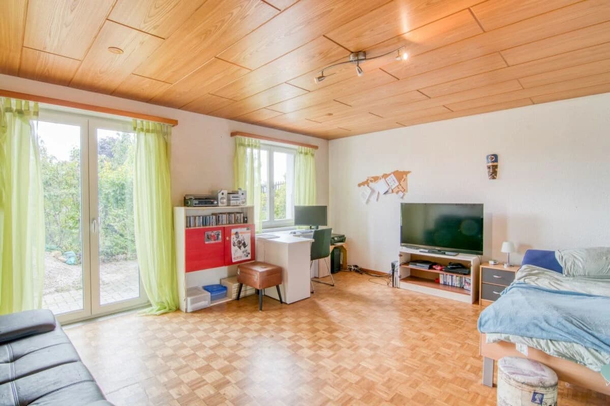 Grosszügiges 6.5-Zimmer-Einfamilienhaus mit Einliegerwohnung, Doppelgarage, 1'053 m² Gartenparadies und Weitsicht auf die Alpen