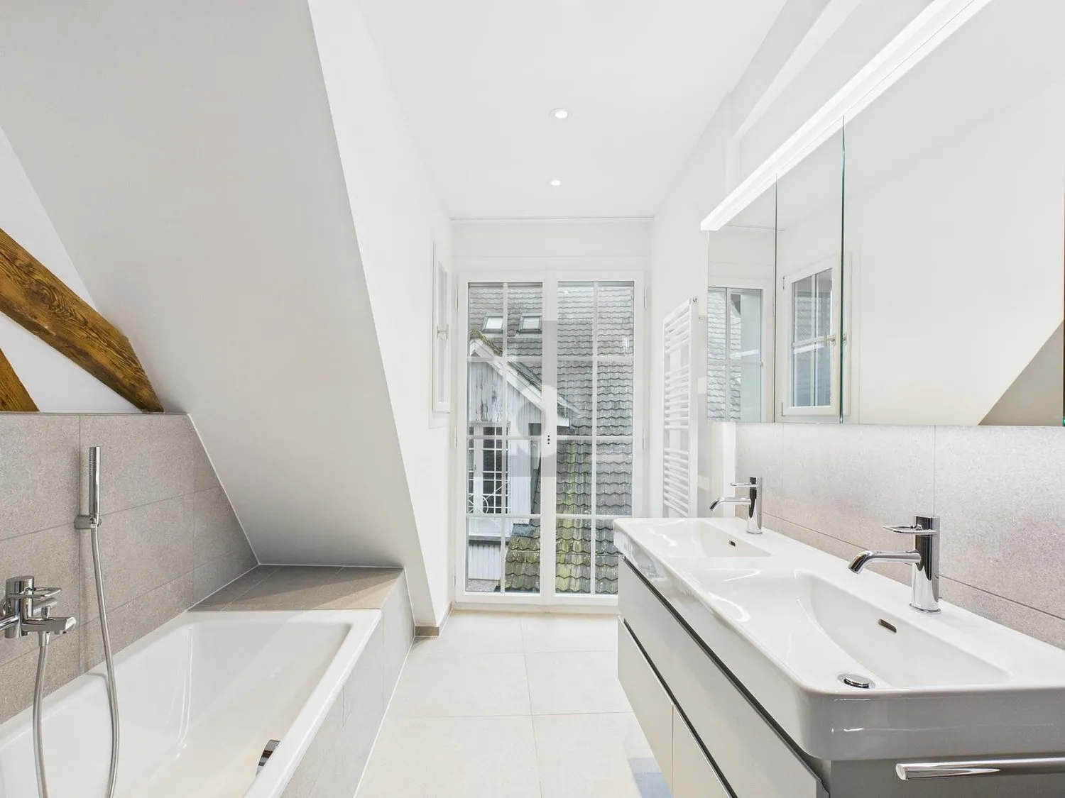 HOCHWERTIG MIT SICHTBALKEN - 1. MONAT GESCHENKT!