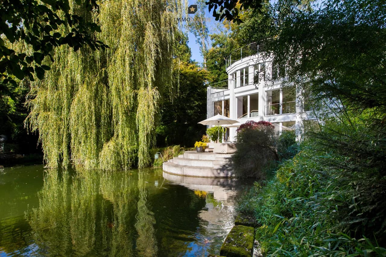 Seltene Gelegenheit: Villa mit Privatweiher an idyllischer Lage.