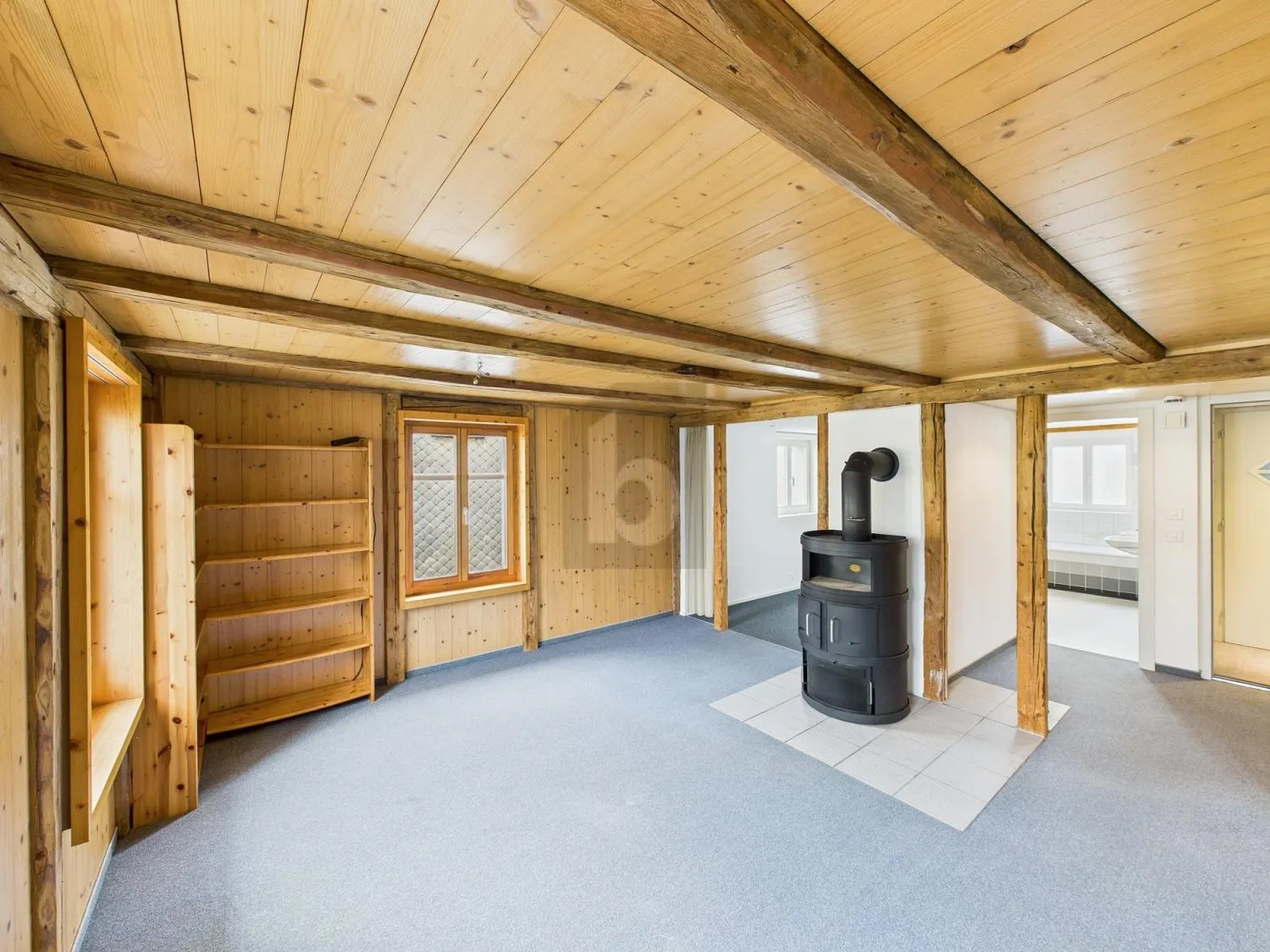 LICHTDURCHFLUTET MIT HOHEN DECKEN