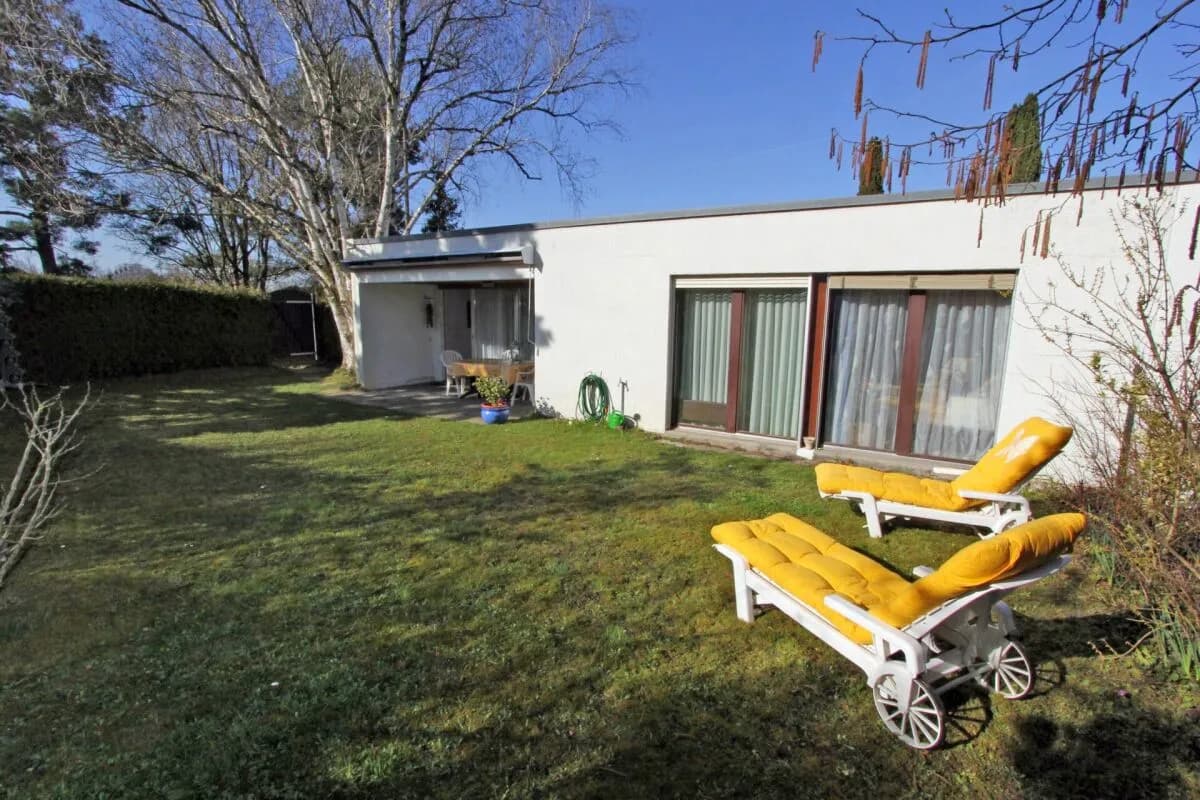 Bungalowhaus mit Atrium und grossem Garten