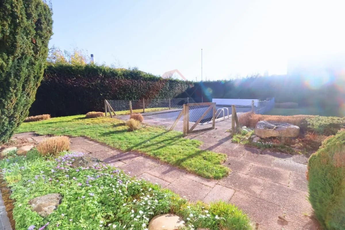 Grosszügiges Einfamilienhaus mit Seesicht und Pool