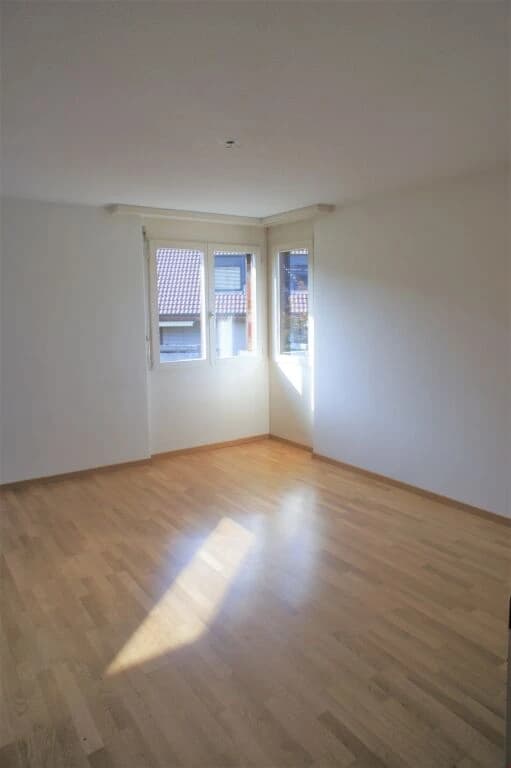 Grosszügig und modern mit grossem Balkon im Grünen!