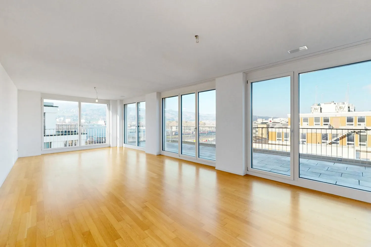 Schöne Attikawohnung mit moderner Infrastruktur