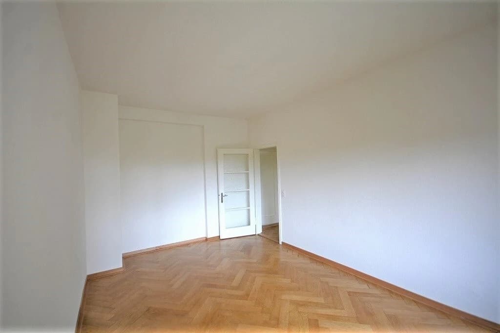 Träumen Sie von einer Altbauwohnung direkt am Rhein?