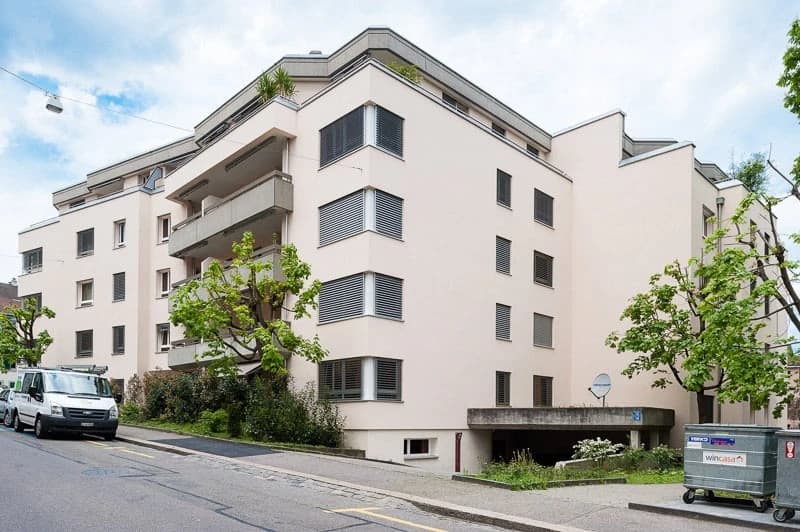 Wohnen mit Gartenschwimmbad in ruhigem Quartier!