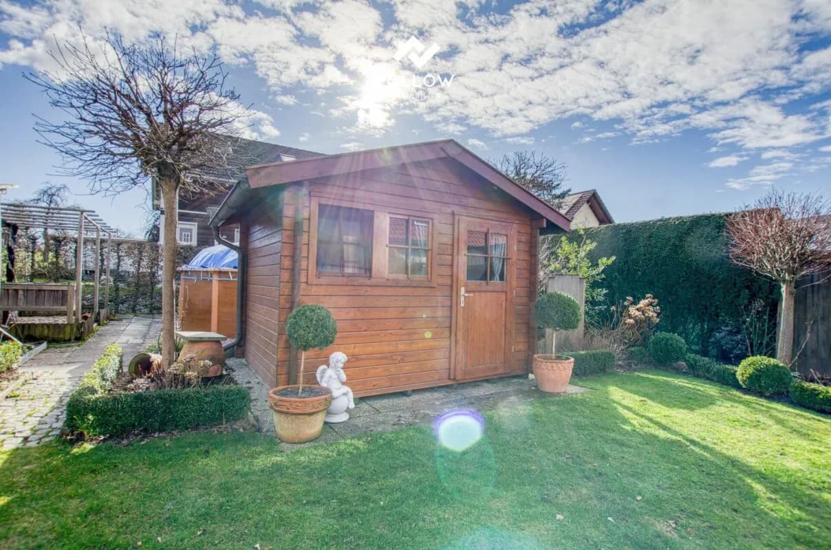 Eckhaus mit privatem Gartenparadies