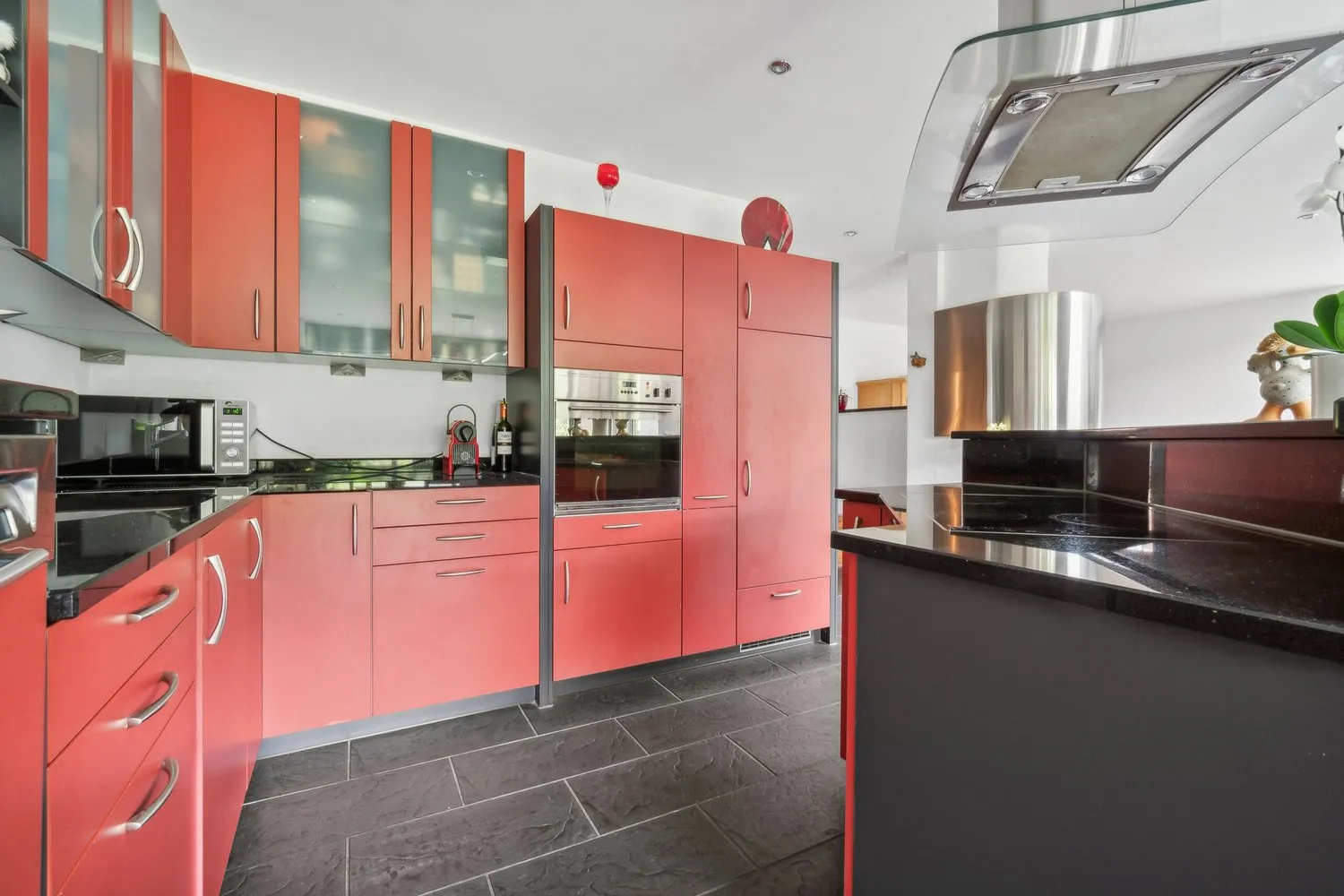 WOHNEN UND REITEN VEREINT - STILVOLLE DOPPELEINFAMILIEN HAUSHÄLFTE MIT ÜBER 6'000 m² GRUNDSTÜCK