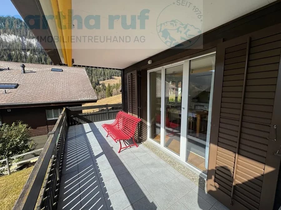 ruhige & moderne 2.5-Zim.-Ferienwohnung mit grossem Eckbalkon