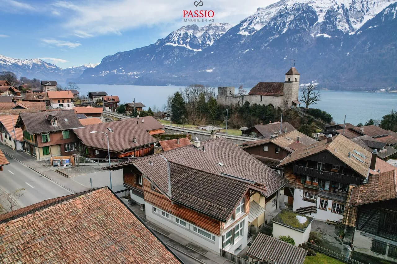 7.5-Zimmer Doppeleinfamilienhaus mit Seesicht und Potenzial