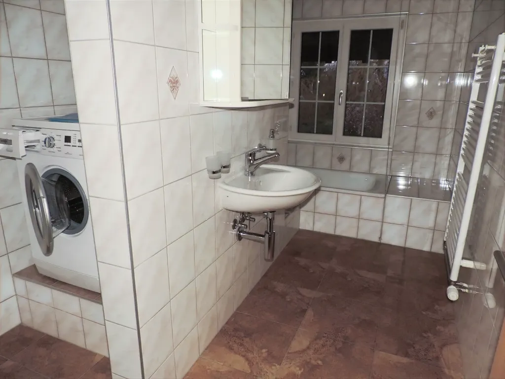 Grosszuegige 3.5-Zimmer-Wohnung mit sonnigem Balkon in Schnotwill