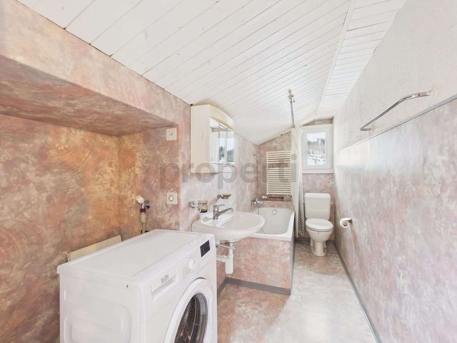 Grosszuegiges 7.5-Zimmer-Einfamilienhaus mit Balkon, Grub