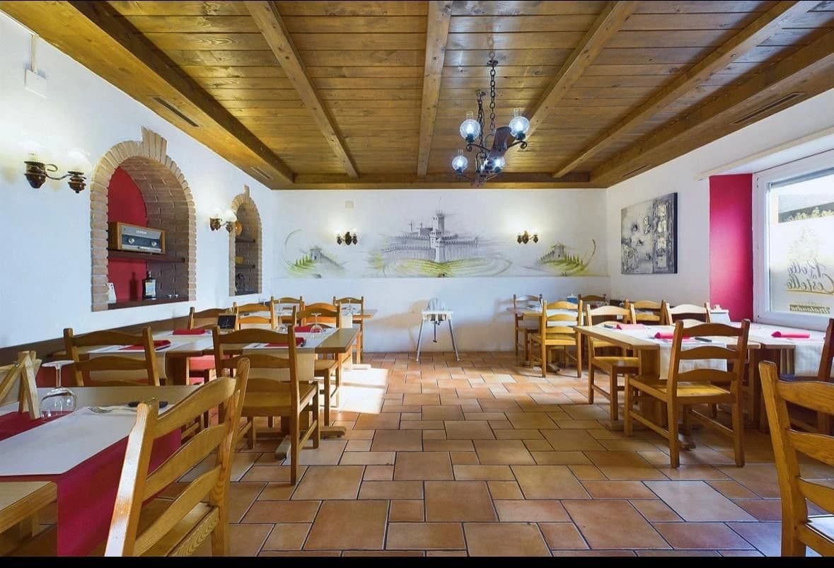 Charmantes Wohn- und Geschäftshaus mit Potenzial in Sanmentina // Un gioiello unico a Bellinzona: casa duplex con grotta storica, appartamento moderno e ampio potenziale