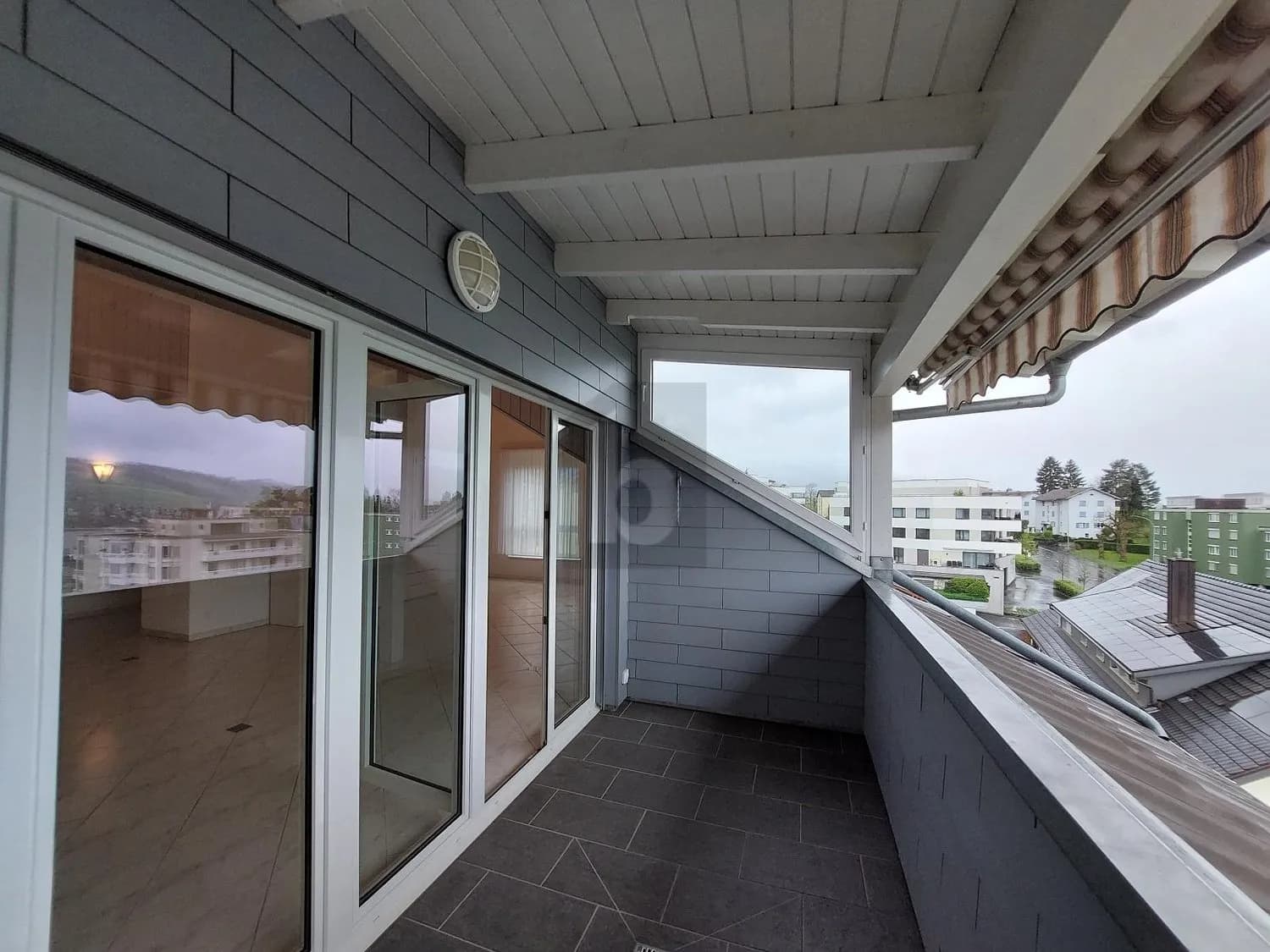 GROSSZÜGIG, ELEGANT MIT GEDEKTEM BALKON