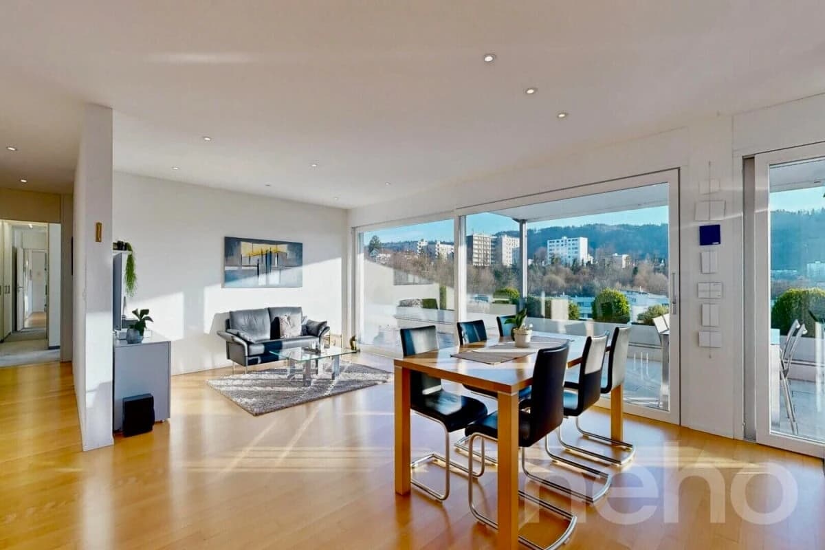 Moderne 4.5 Zimmer Terrassenwohnung mit traumhafter Aussicht