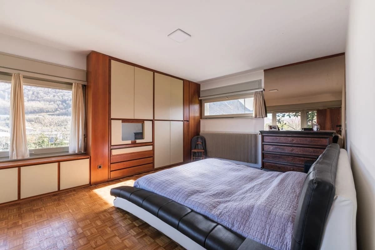 Villa mit grossem Grundstück und Landreserve (R2) / Villa con ampio terreno e riserva edificabile (R2) / Villa with large plot and development reserve (R2)