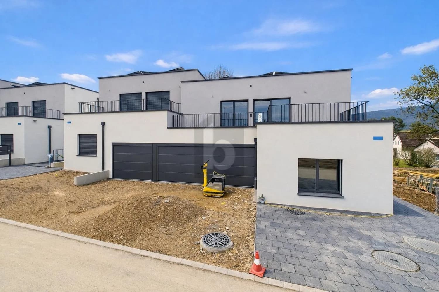 MINERGIE, MIT ZWEI TERRASSEN UND GARTENSITZPLATZ