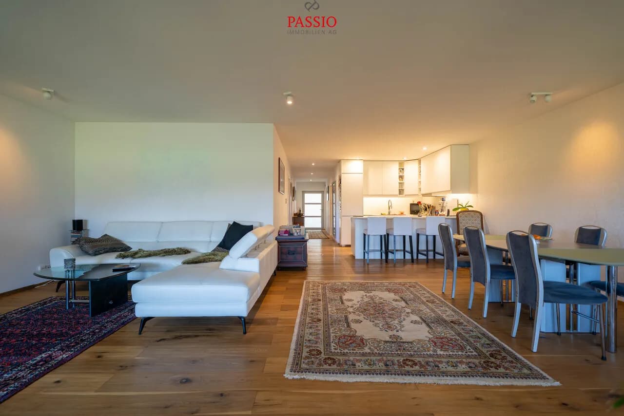 8.5-Zimmer-Mehrfamilienhaus mit 3 Wohnungen an unverbaubarer Lage