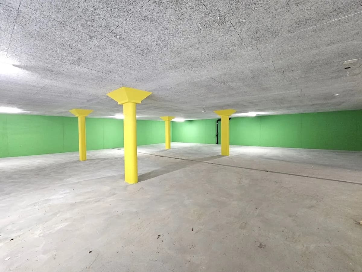 NEUBAU AN TOPLAGE MIT GROSSZÜGIGEM SITZPLATZ (88 M²) SOWIE EIGENER WASCHKÜCHE UND KELLER (23 M²) DIE WOHNUNG KANN AUF WUNSCH AUCH MÖBLIERT GEMIETET WERDEN.