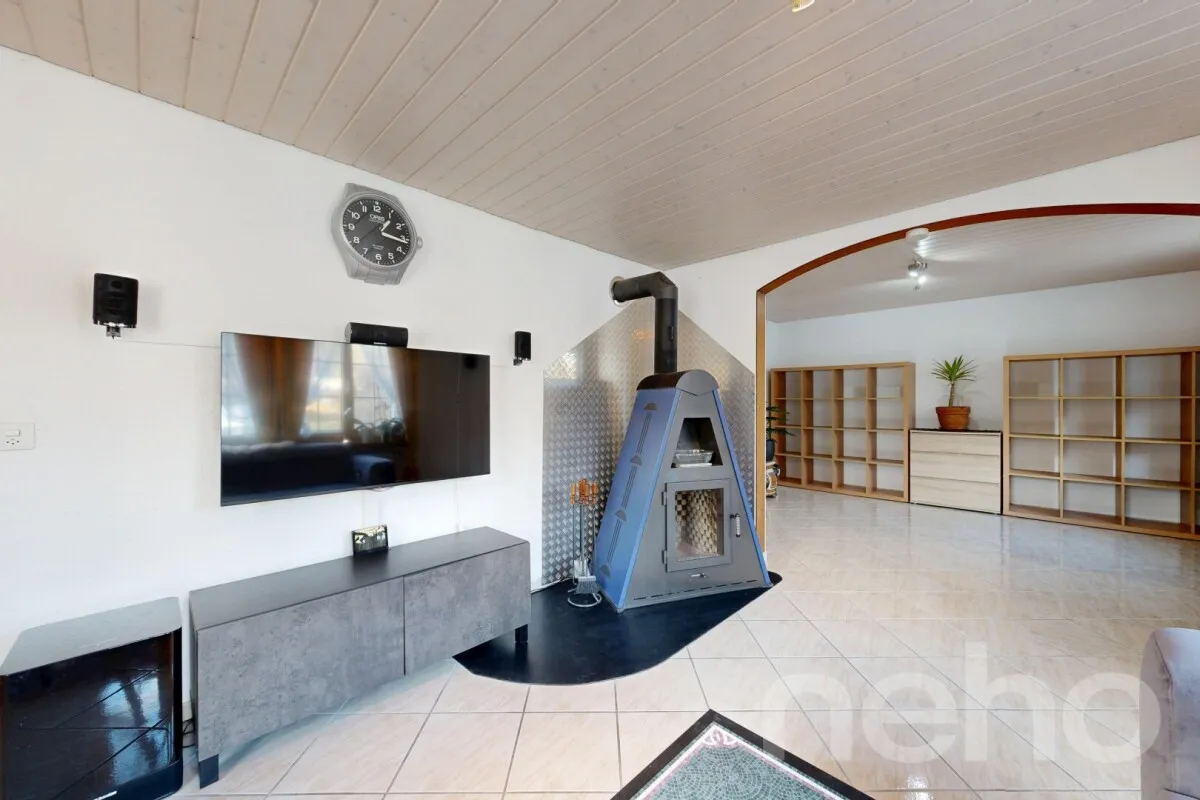 Einfamilienhaus mit 2 Garagen und vielseitigem Raumangebot