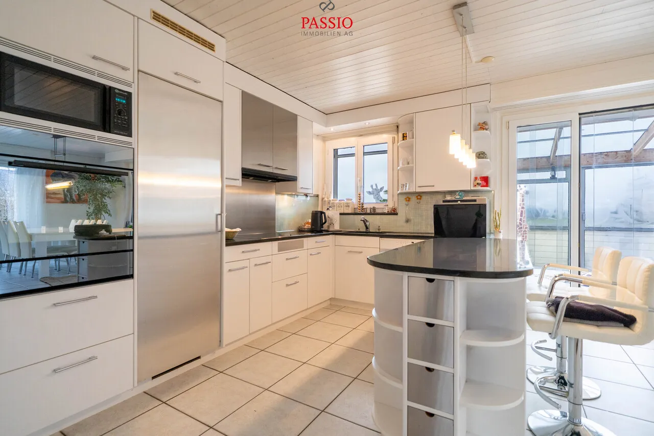 12-Zimmer 2-Familienhaus mit Pool & unverbaubarer Lage nahe Bern