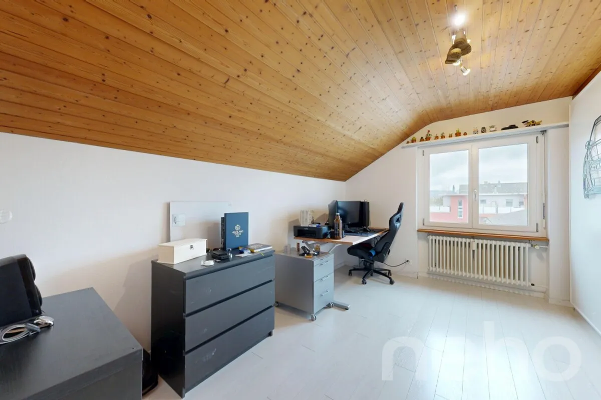 Grosszügige 5.5-Zimmer-Dachwohnung mit Weitsicht an ruhiger Lage