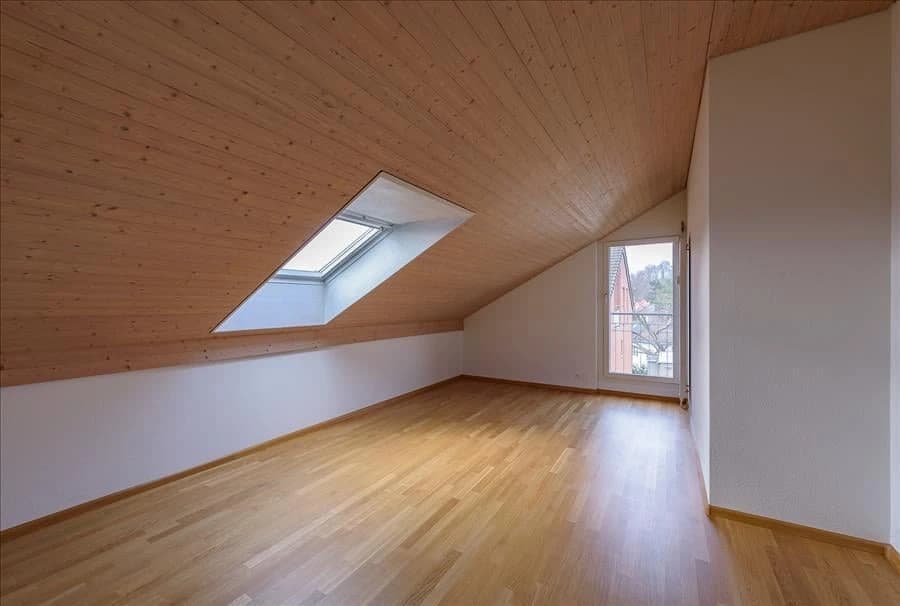 Dachwohnung mit Cheminée und Miete geschenkt!