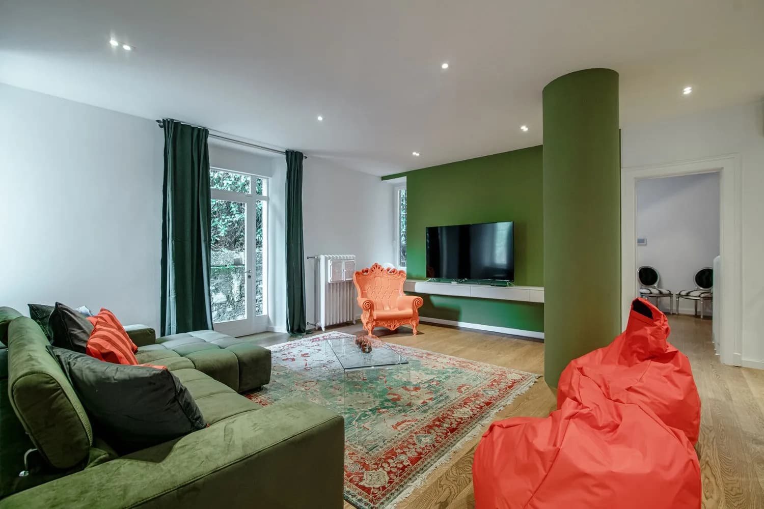 "Villa di Lusso a Lugano: Design Moderno e Vista Lago Mozzafiato" / "Luxuriöse Villa in Lugano: Modernes Design und Atemberaubender Seeblick"