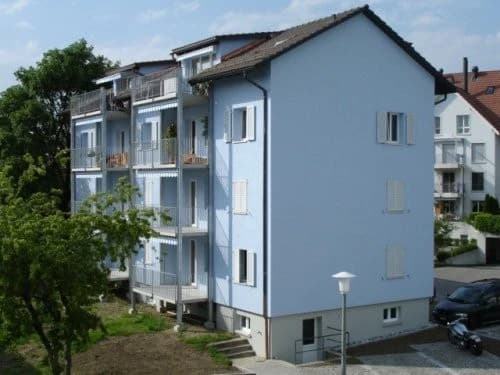 Helle, moderne Dachwohnung mit reizendem Umschwung!