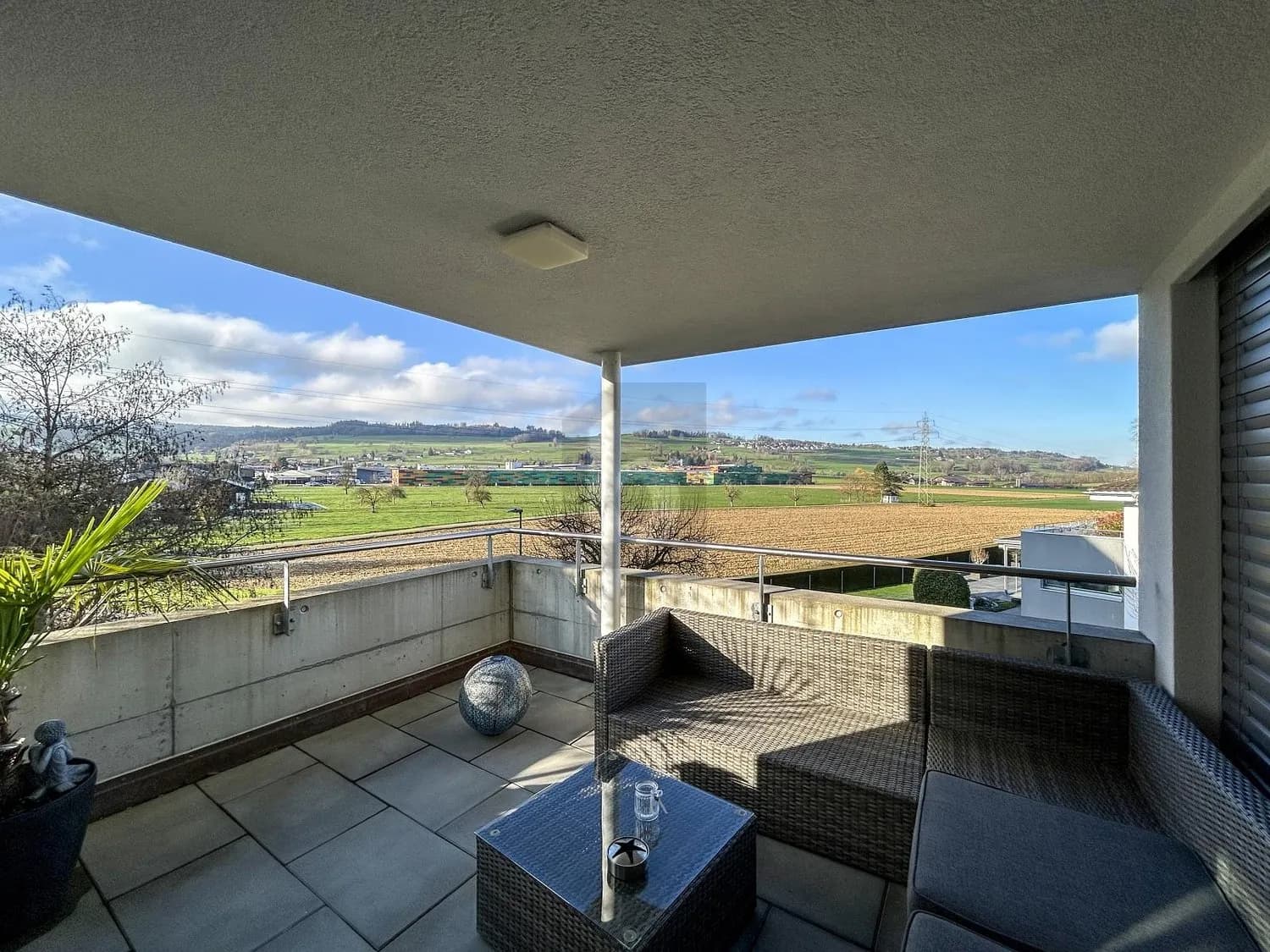 MODERN MIT BLICK INS GRÜNE