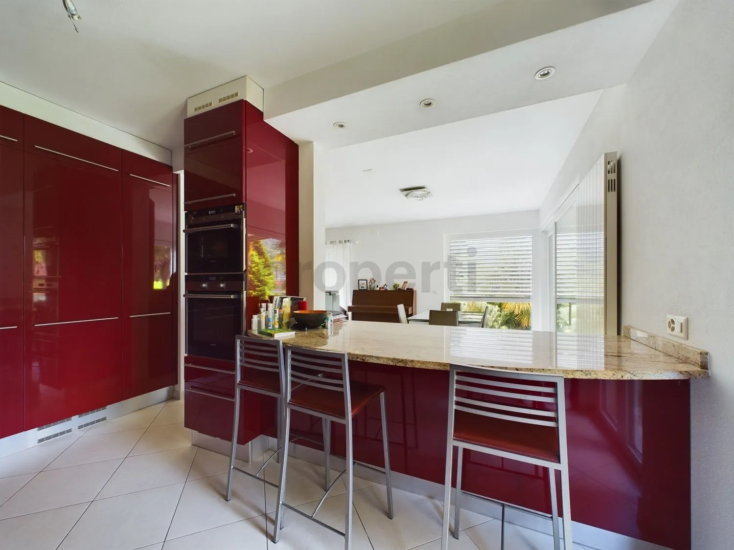 Modernes 7.5-Zimmer-Einfamilienhaus in Caslano mit Blick ins Grüne / Vendiamo casa indipendente 7.5 a Caslano - bellissimo quartiere vicino al Lago