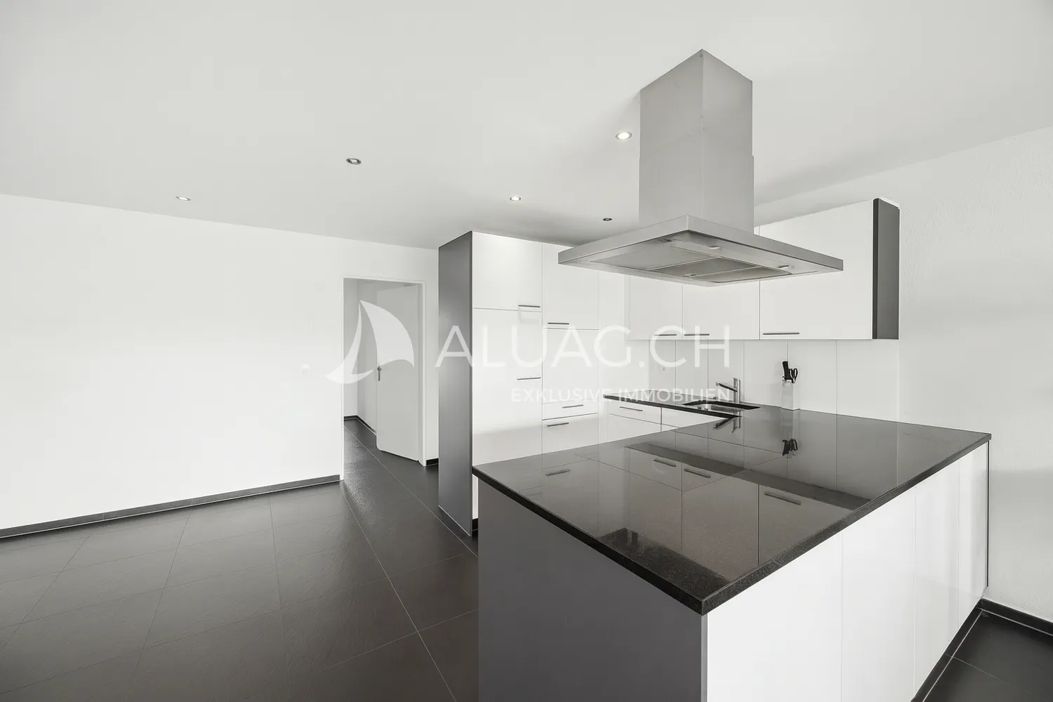 HELLE 4.5 ZIMMER WOHNUNG MIT WINTERGARTEN