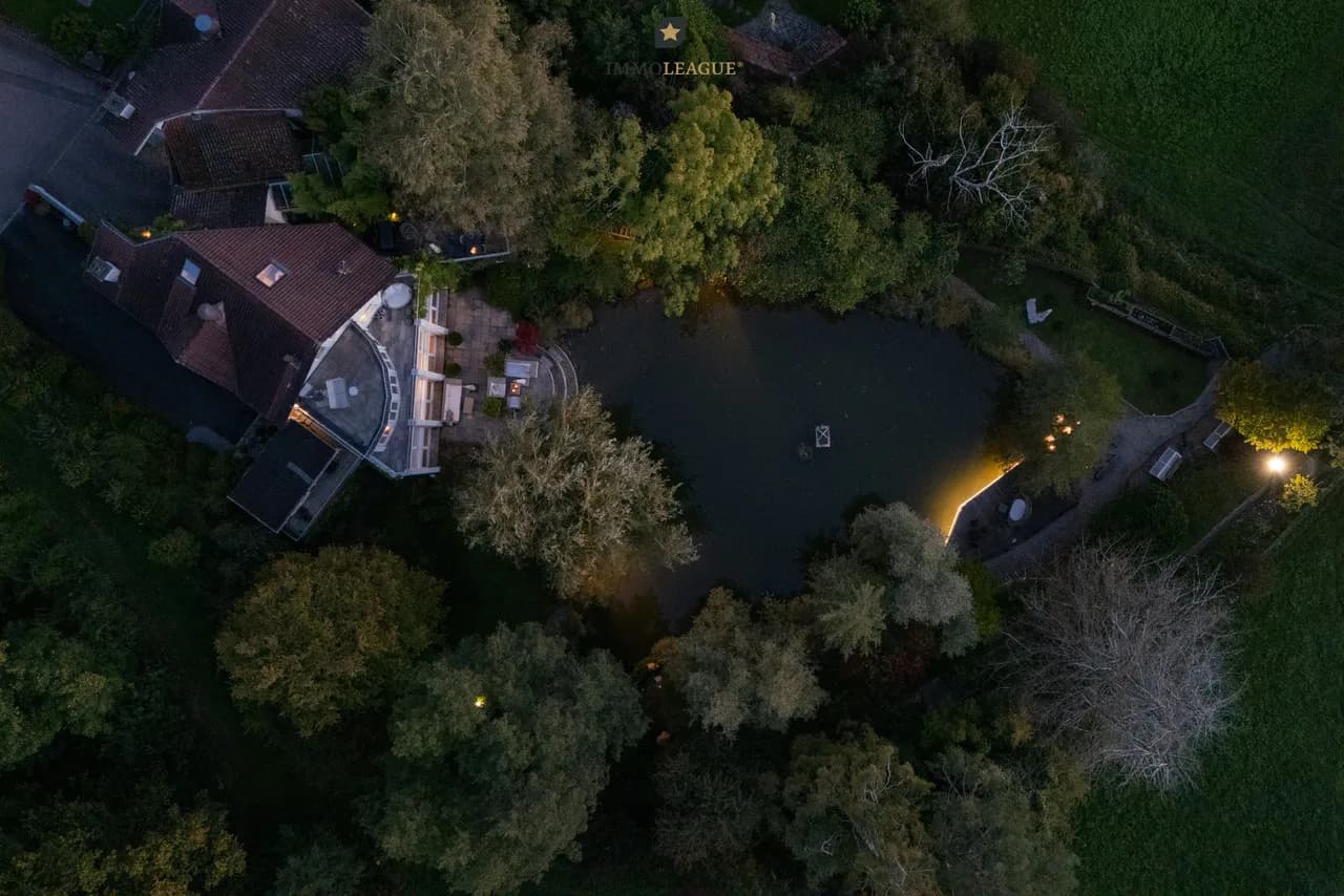 Seltene Gelegenheit: Villa mit Privatweiher an idyllischer Lage.