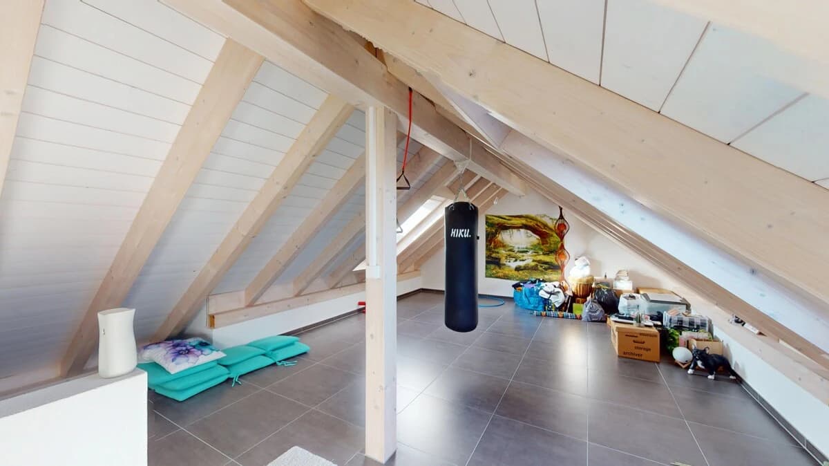 LICHTDURCHFLUTETE 5.5-ZIMMER- DACHWOHNUNG MIT AUSGEBAUTEM DACHRAUM