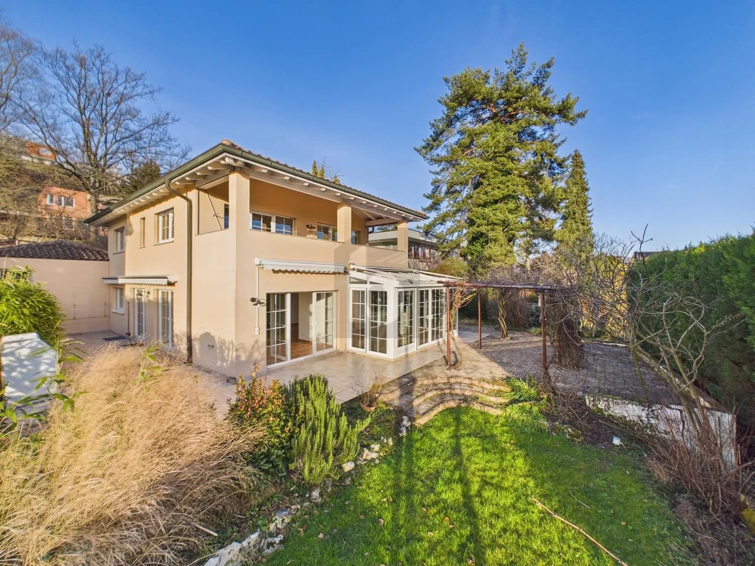 MEDITERRANER STIL MIT WINTERGARTEN UND UMSCHWUNG