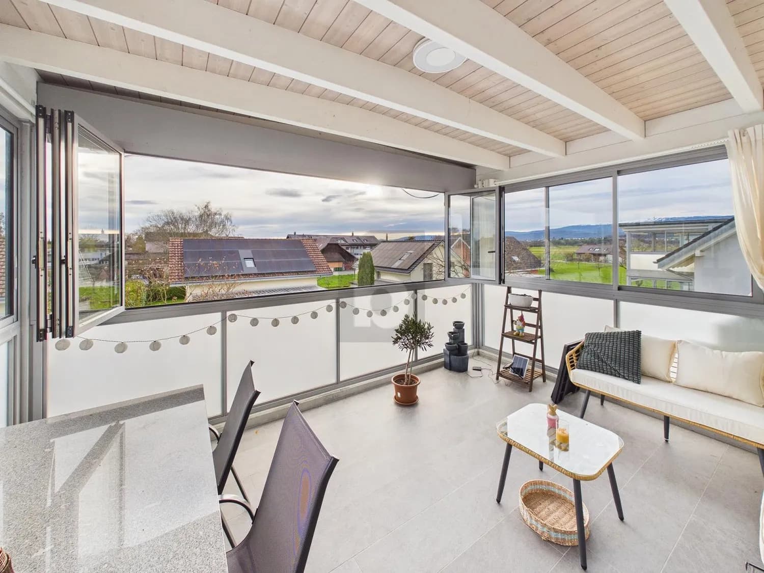 GROSSZÜGIG, LICHTDURCHFLUTET MIT GALERIE