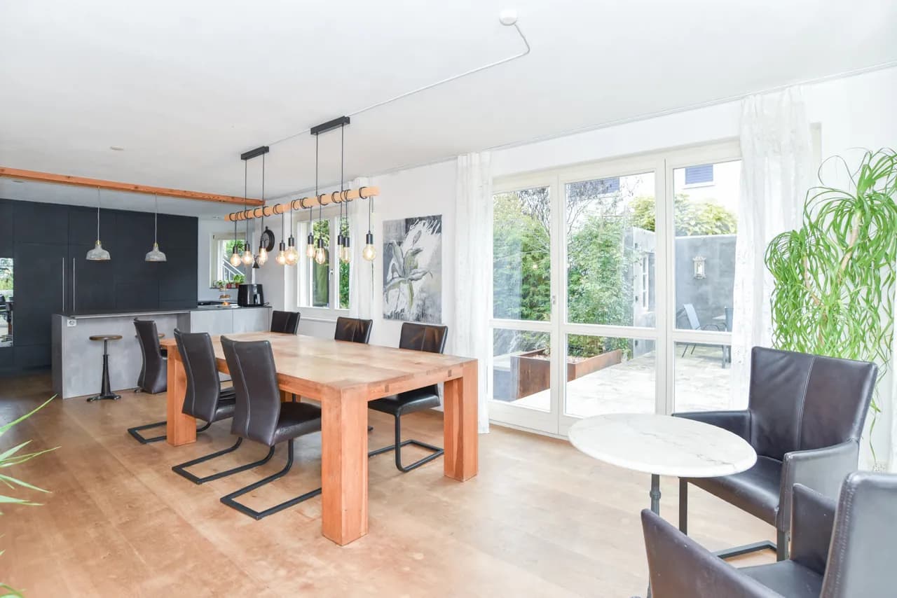 Renoviertes Zweifamilienhaus mit viel Platz und schönem Garten