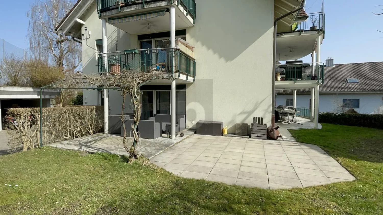 MIT RIESIGEM GARTEN AN RUHIGER LAGE