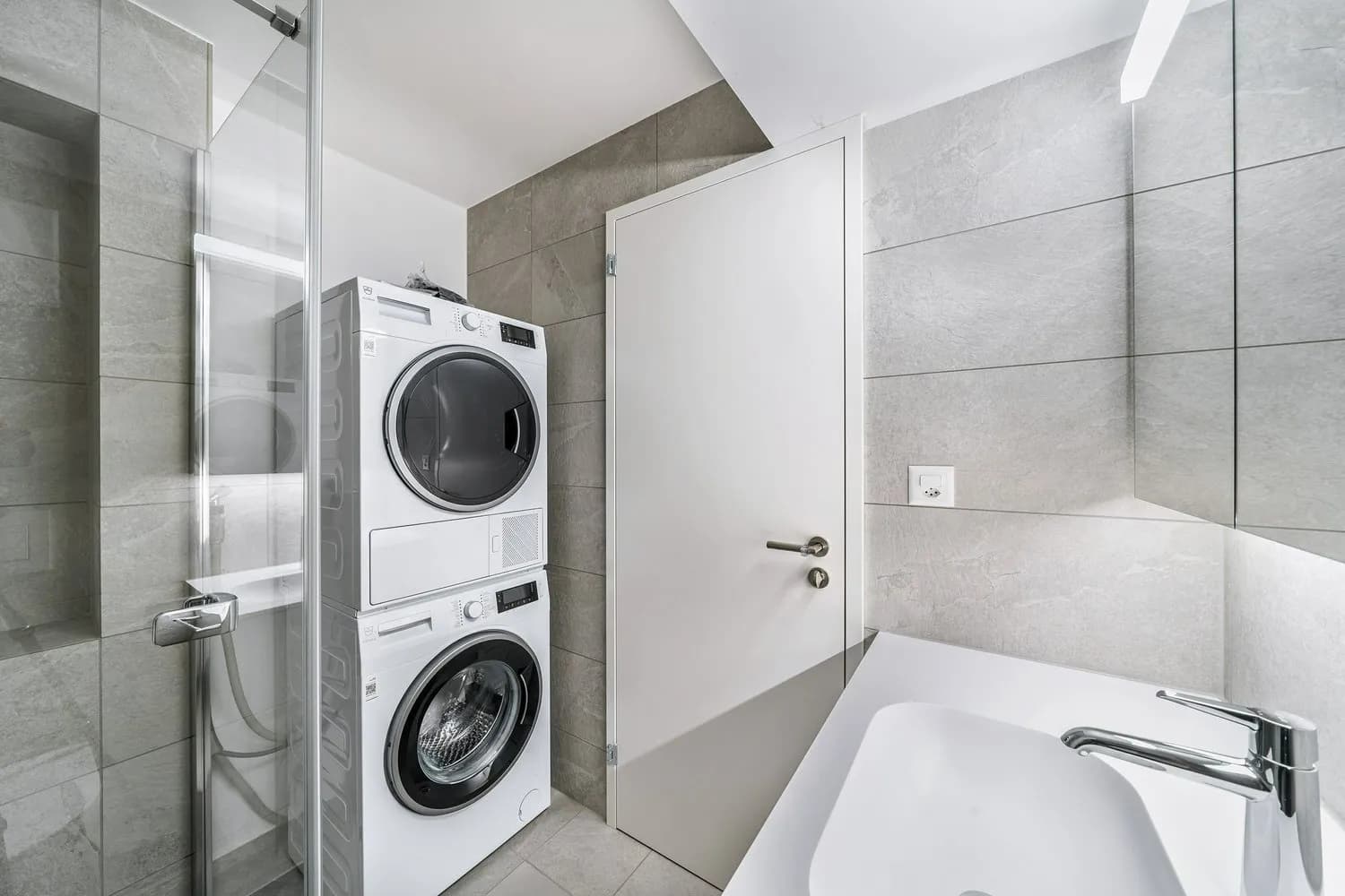 Helle, moderne Wohnung mit Gartensitzplatz