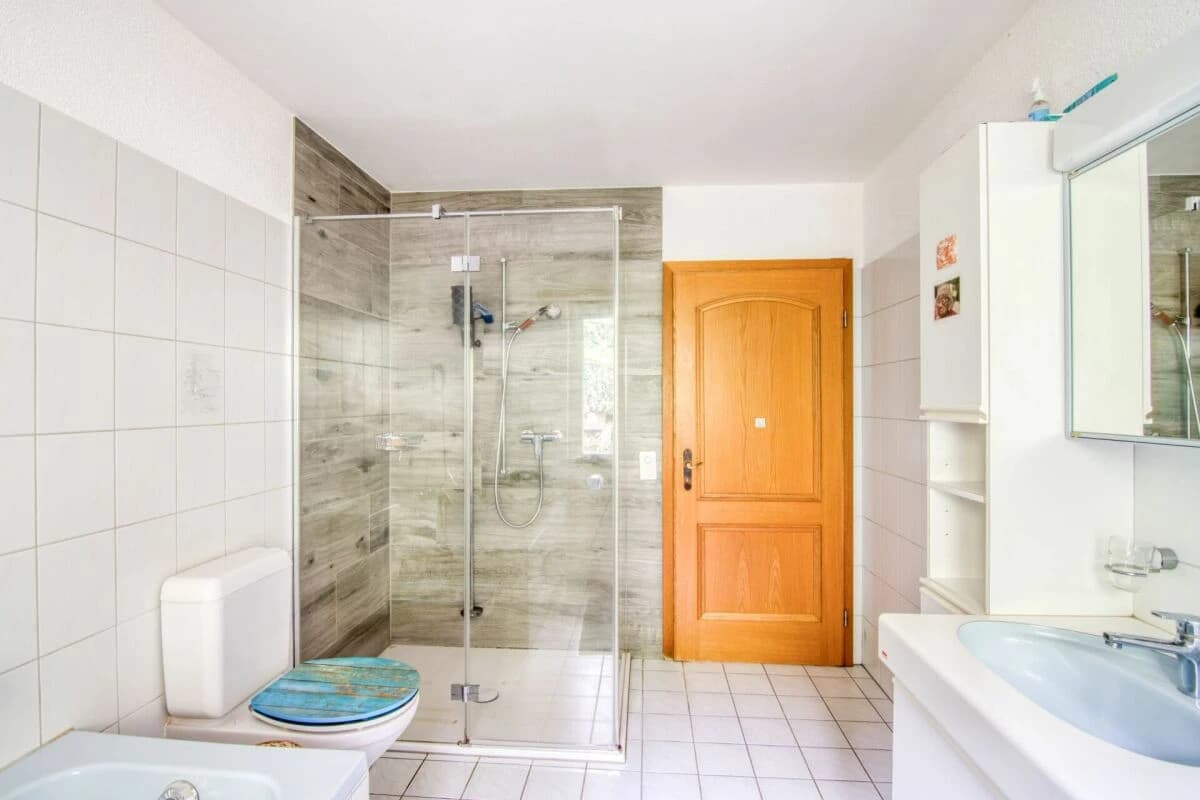 Grosszügiges 6.5-Zimmer-Einfamilienhaus mit Einliegerwohnung, Doppelgarage, 1'053 m² Gartenparadies und Weitsicht auf die Alpen