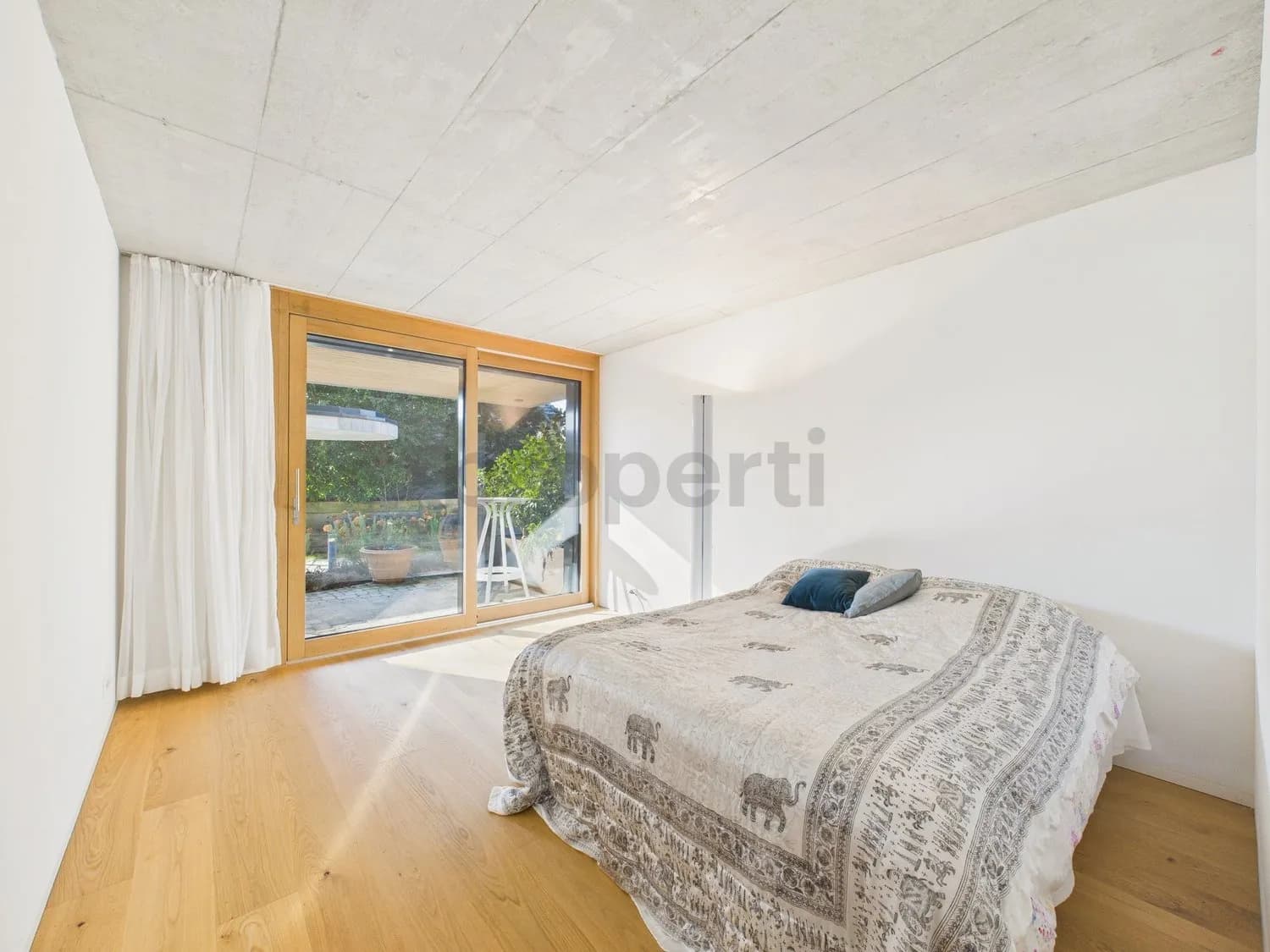 Moderne 2.5-Zimmer Wohnung mit Gartensitzplatz in Zürich