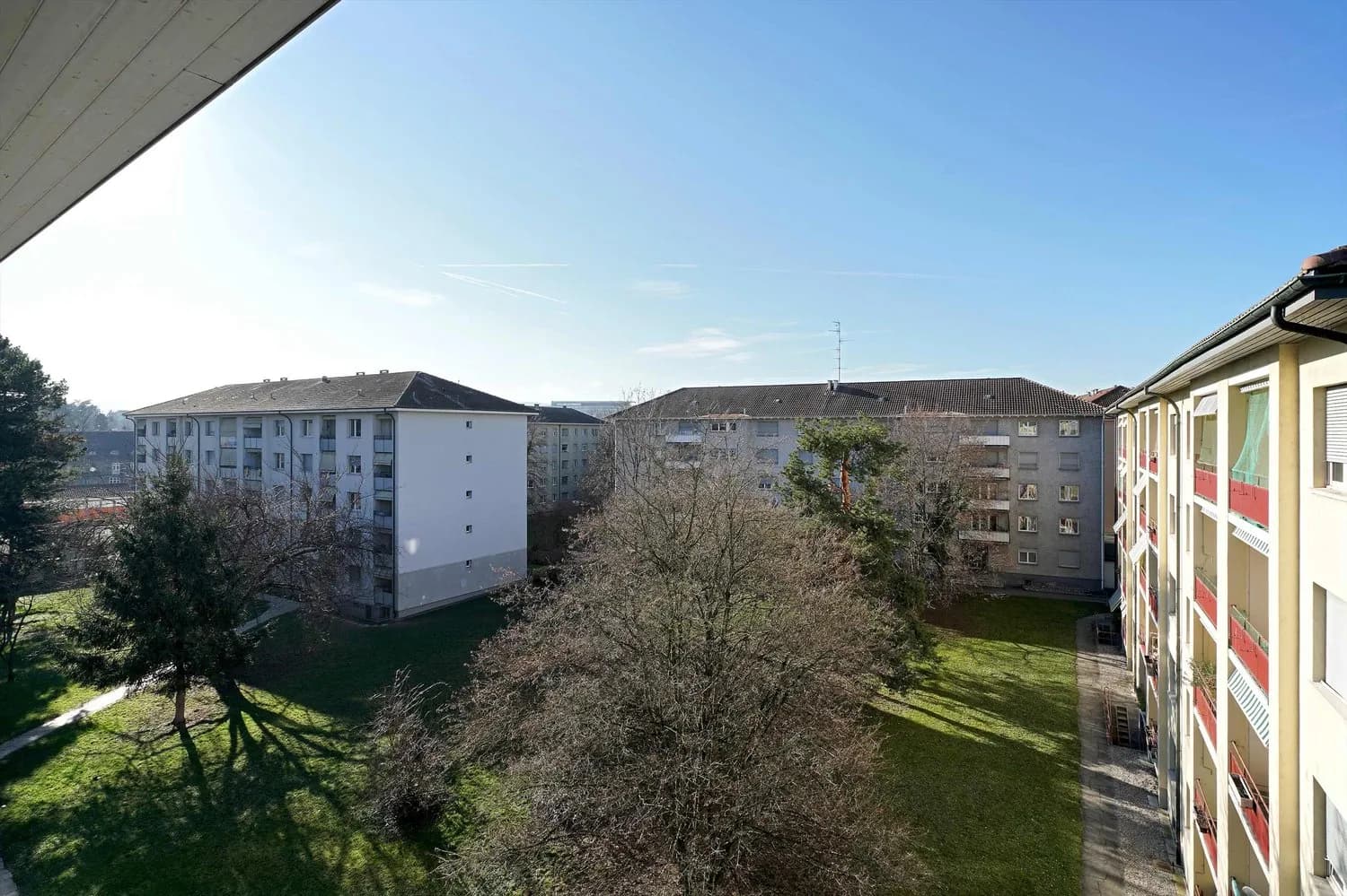 Helle Wohnung mit begrüntem Innenhof!