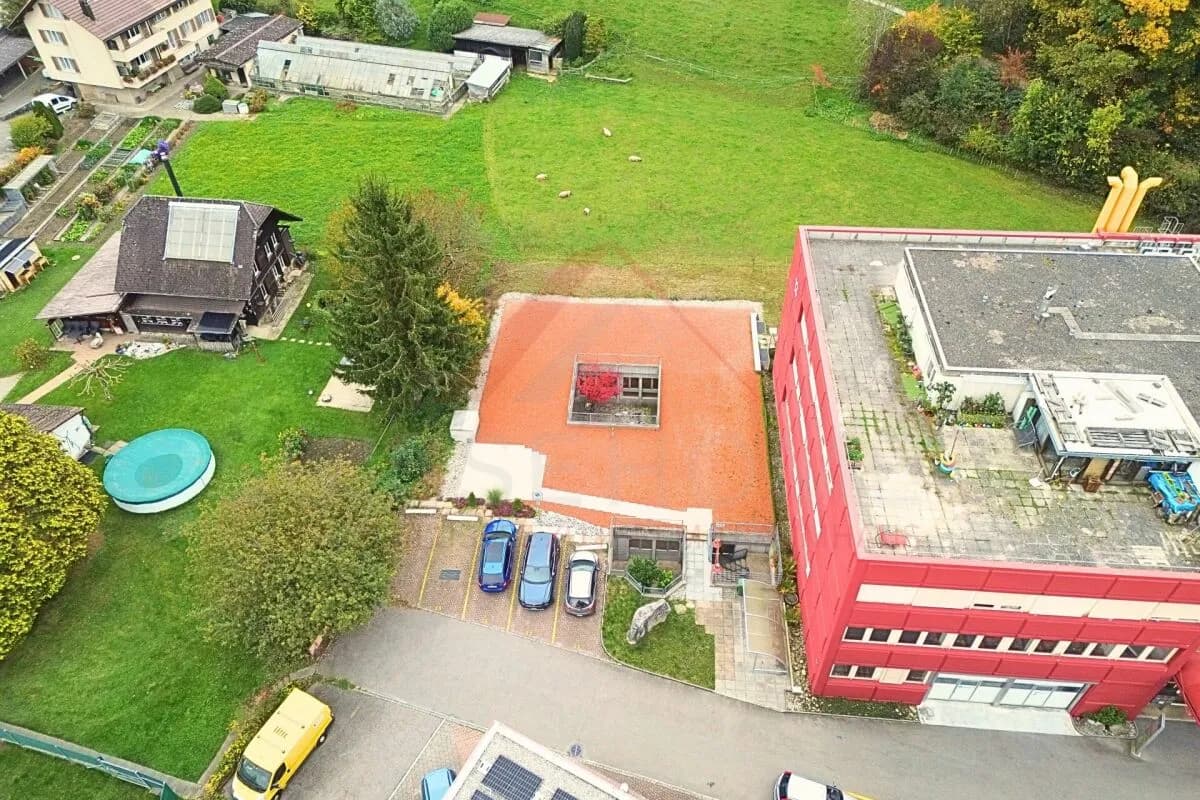Atriumgebäude mit 220 m² Wohn- und 270 m² Gewerbefläche in Thörishaus (Neuenegg BE) - vielseitig nutzbar