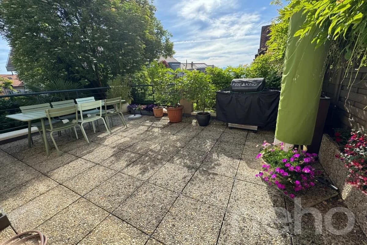 Au centre du village, vue lac