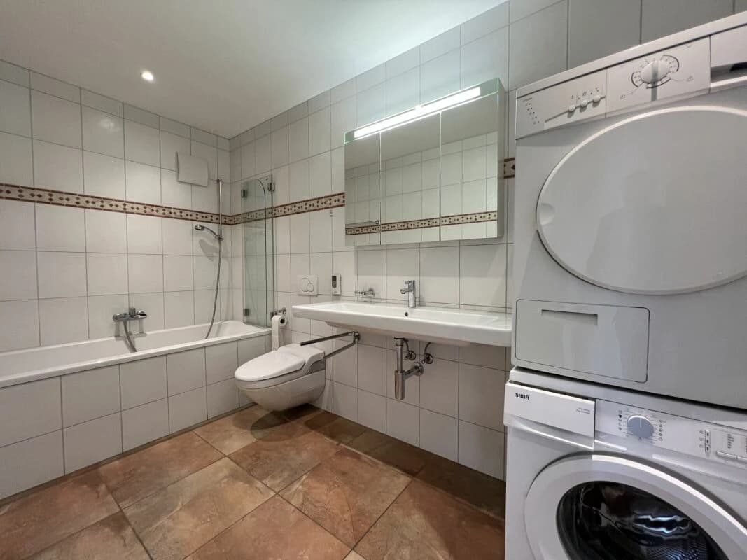 Neu! Renovierte 4.5 Zi-Eigentumswohnung mit zwei Balkonen und Tiefgaragenplatz