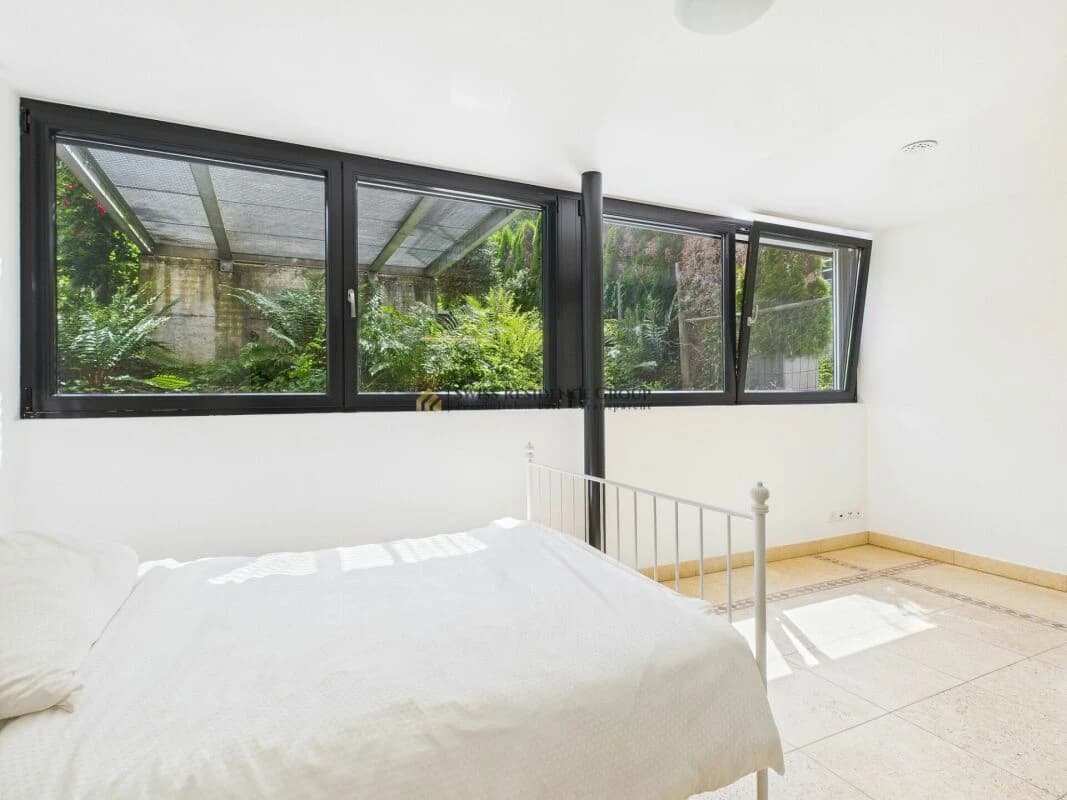 Exklusives Doppelfamilienhaus mit Gartenparadies und Waldblick in Rüschlikon