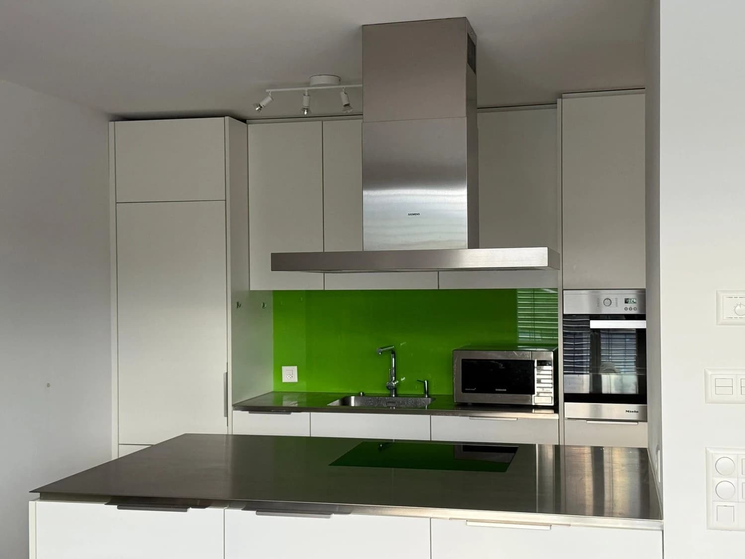 Moderne 3.5-Zimmer-Maisonette mit Parkplatzmöglichkeit, Birmensdorf