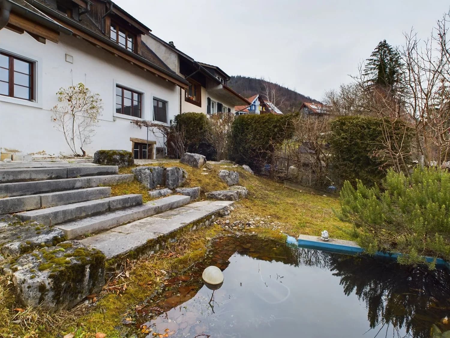 Ruhiges 3.5-Zimmer-Duplex-Haus mit schönem Garten und kleinem Teich in Maisprach