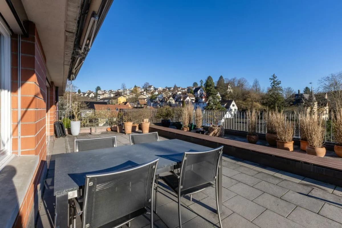 Grosse Sonnenterrasse plus Cheminée im exklusives Terrassenhaus beim Lindli