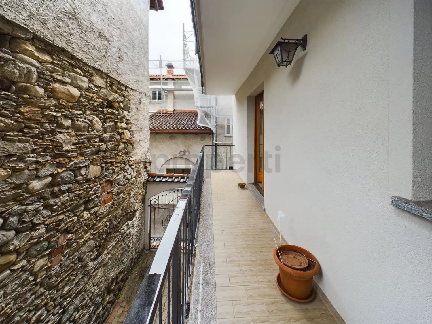 Gebäude mit 4 Wohneinheiten im Zentrum von Losone/ Vendesi palazzina di 4 unità immobiliari nel nucleo di Losone.